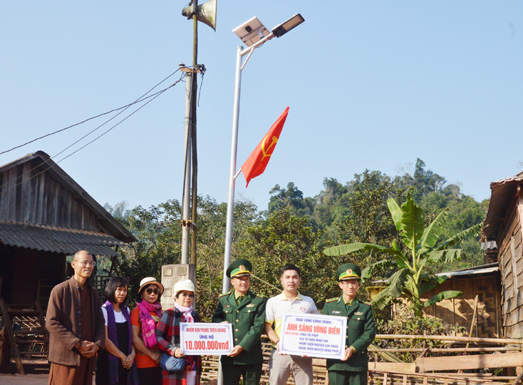 Chỉ huy Đồn Biên phòng Cà Roòng và đại diện Câu lạc bộ Minh Tâm tiến hành bàn giao, đưa công trình điện “Ánh sáng đường biên” ở bản 61 vào sử dụng.