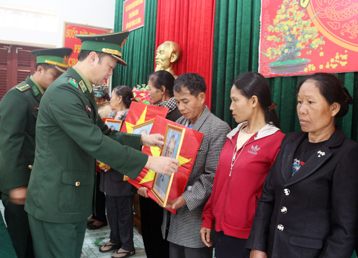  Tặng cờ Tổ quốc và ảnh Bác Hồ cho nhân dân biên giới.