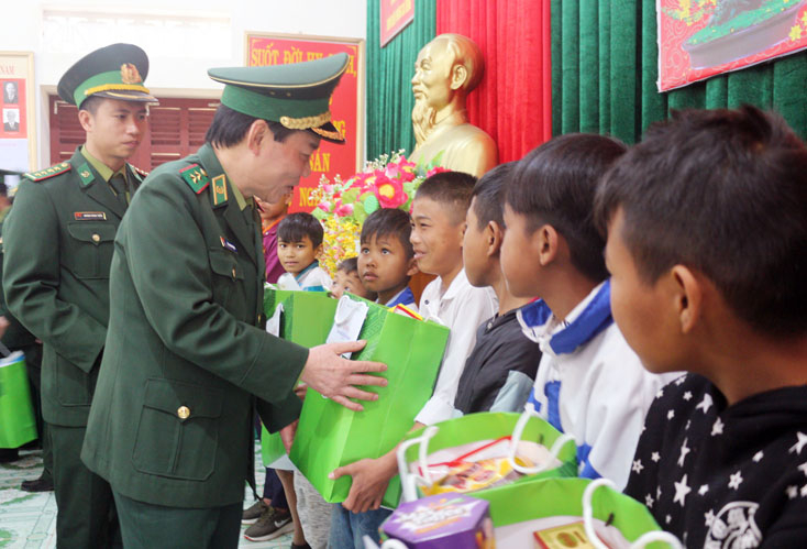 Tặng quà cho các em “Con nuôi Đồn Biên phòng”.