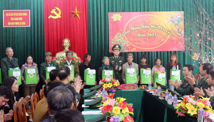  Tặng quà cho nhân dân biên giới.
