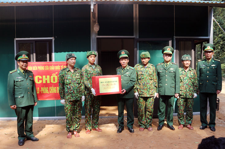  Tặng quà cho cán bộ, chiến sỹ chốt phòng, chống dịch Covid-19.