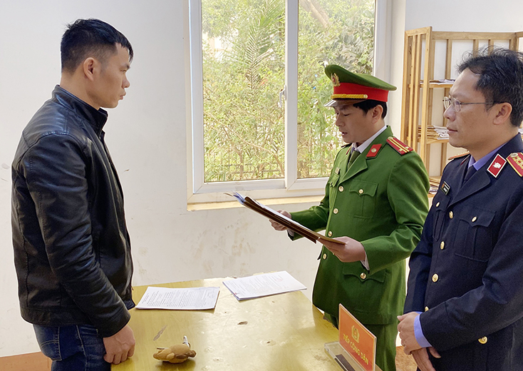 Tống đạt quyết định khởi tố bị can, lệnh tạm giam 4 tháng, khám xét nơi ở đối với Lã Văn Trọng về hành vi lạm dụng tín nhiệm chiếm đoạt tài sản