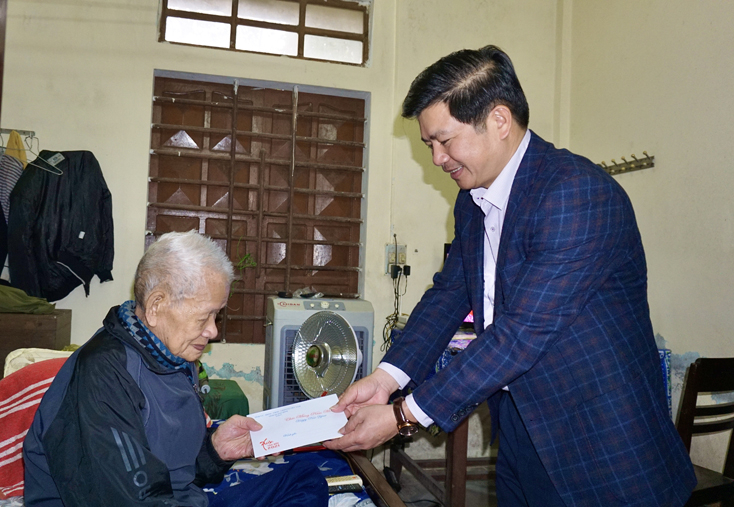 Đồng chí Trần Vũ Khiêm, Trưởng ban Tổ chức Tỉnh ủy thăm hỏi, tặng quà chúc tết đồng chí Trần Phố, nguyên Ủy viên Ban Thường vụ, nguyên Trưởng ban Tổ chức Tỉnh ủy tại xã Liên Trường (Quảng Trạch).