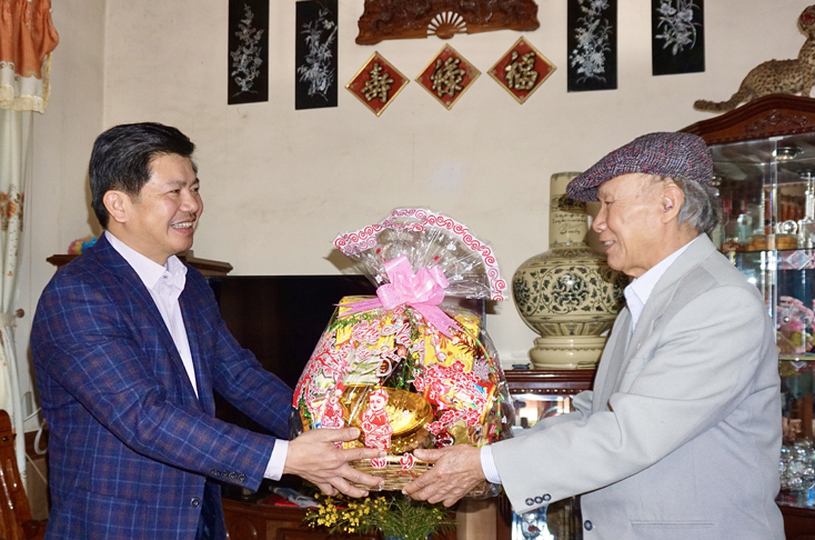 …Và tặng quà, chúc tết đồng chí Nguyễn Đình Song, nguyên Ủy viên Ban Thường vụ Tỉnh ủy, nguyên Trưởng ban Tổ chức Tỉnh ủy tại phường Đồng Hải (thành phố Đồng Hới). 
