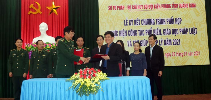 Đại diện lãnh đạo Sở Tư pháp và Bộ chỉ huy Bộ đội Biên phòng tỉnh tổ chức lễ ký kết chương trình phối hợp thực hiện công tác PBGDPL và TGPL năm 2021 trên địa bàn biên giới tỉnh.