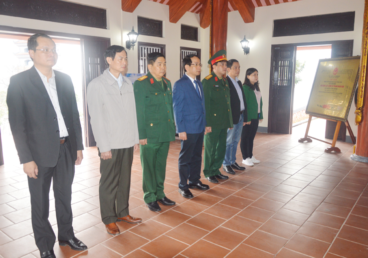 Các đại biểu dâng hoa viếng Đền tưởng niệm liệt sỹ Trường Sơn-bến phà Long Đại (huyện Quảng Ninh). 