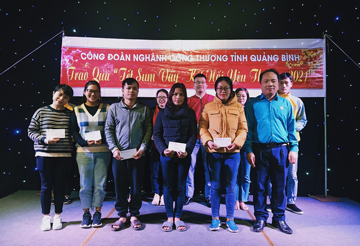 Đại diện lãnh đạo Công đoàn ngành Công thương trao quà hỗ trợ cho các đoàn viên, người lao động có hoàn cảnh khó khăn.