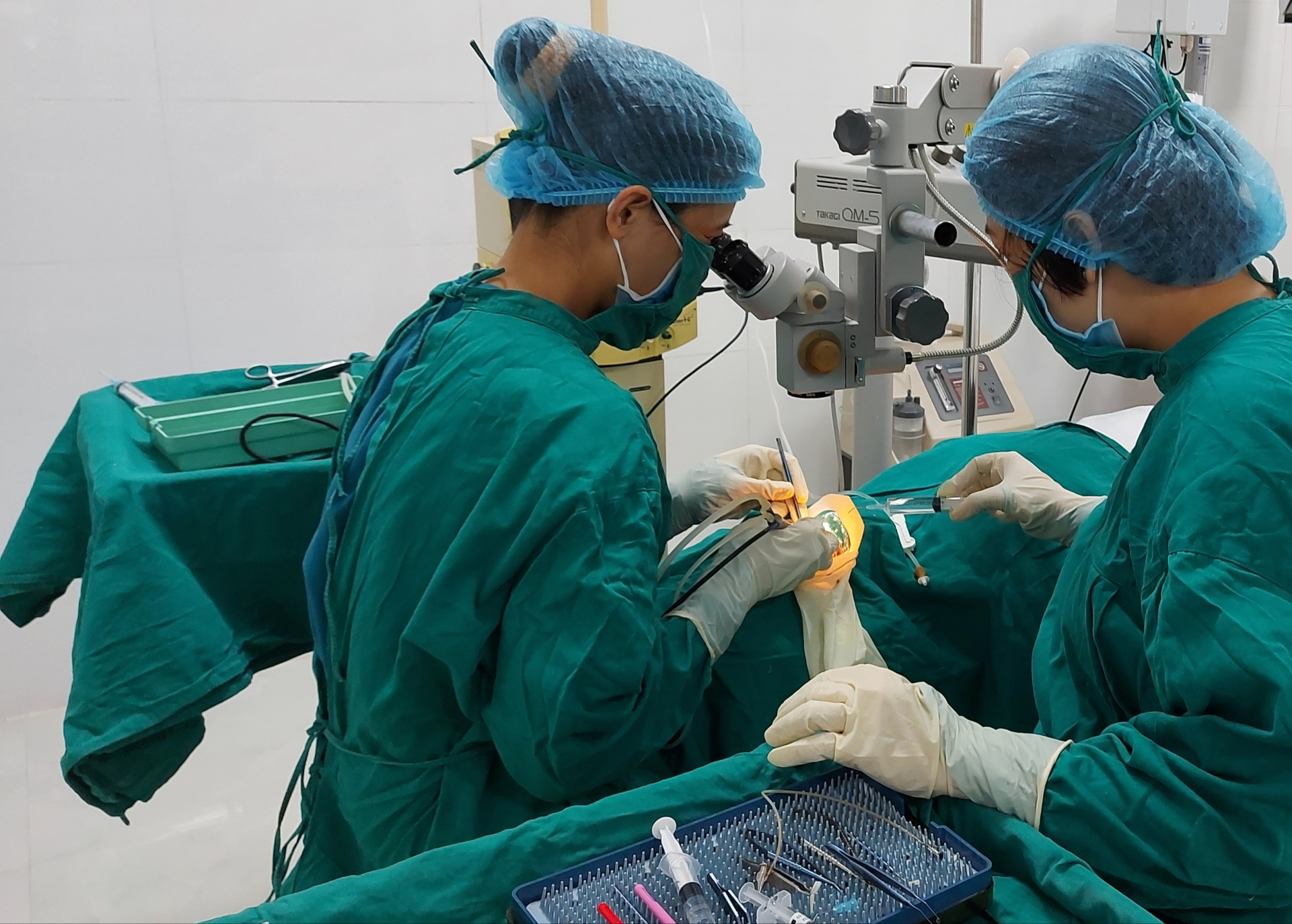 Nhờ ứng dụng các kỹ thuật cao, Trung tâm Mắt-Nội tiết đã phẫu thuật điều trị thành công cho nhiều người mù do bệnh đục thể tinh thuỷ.