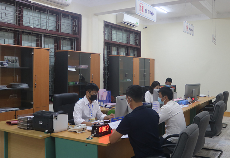 Người dân đến Trung tâm Hành chính công tỉnh để giải quyết các thủ tục hành chính về tư pháp.