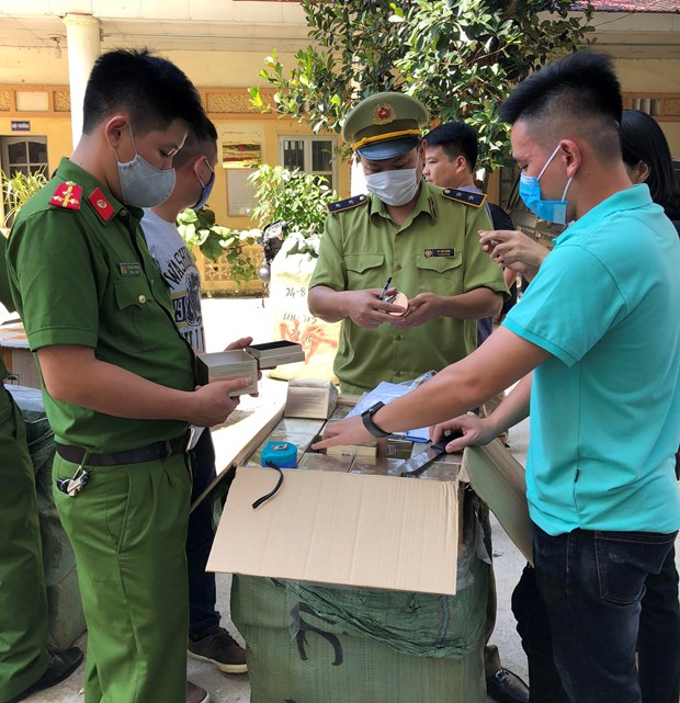 Lực lượng Quản lý thị trường phối hợp với công an kiểm tra hàng hóa có dấu hiệu vi phạm. (Ảnh: PV/Vietnam+)