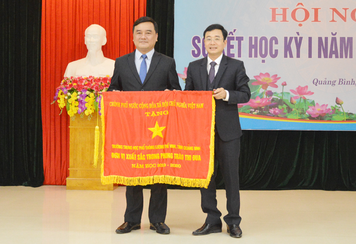 Lãnh đạo Sở GD-ĐT Quảng Bình trao cờ thi đua của Chính phủ cho Trường THPT Lương Thế Vinh.
