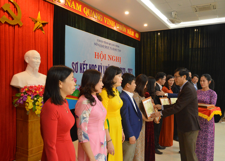 Đại diện lãnh đạo Sở GD-ĐT trao bằng khen của Bộ trưởng Bộ GD-ĐT cho các tập thể, cá nhân có thành tích xuất sắc.