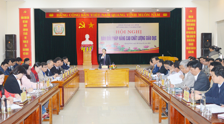 Đồng chí Giám đốc Sở GD-ĐT Đặng Ngọc Tuấn điều hành thảo luận tại hội nghị.