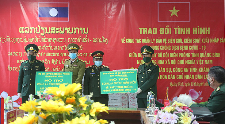 Tặng quà cho lực lượng chức năng tỉnh Khăm Muồn.