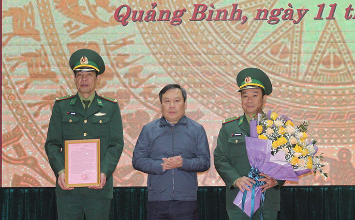Đồng chí Vũ Đại Thắng, Ủy viên dự khuyết Ban Chấp hành Trung ương Đảng, Bí thư Tỉnh ủy tặng hoa và thư khen lực lượng BĐBP tỉnh.