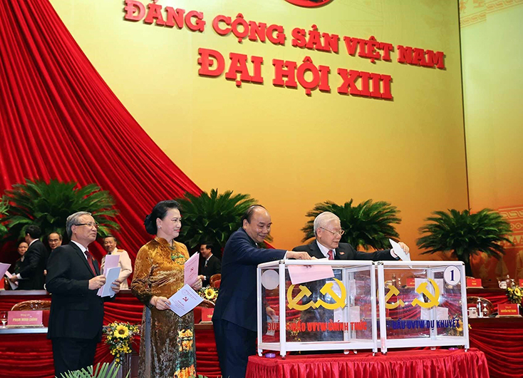 Các đồng chí lãnh đạo Đảng và Nhà nước bỏ phiếu bầu Ban Chấp hành Trung ương Đảng khóa XIII.
