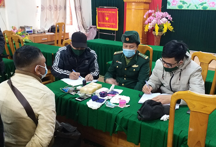Trước các trinh sát biên phòng, đối tượng đã cúi đầu nhận tội