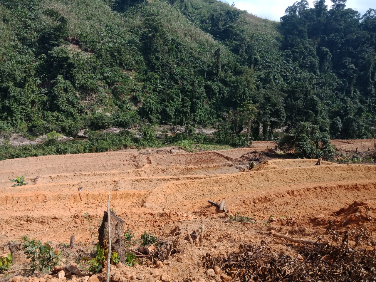 Các hộ dân làm đất, chuẩn bị gieo giống trên các thửa ruộng bậc thang ở xã Trọng Hóa.