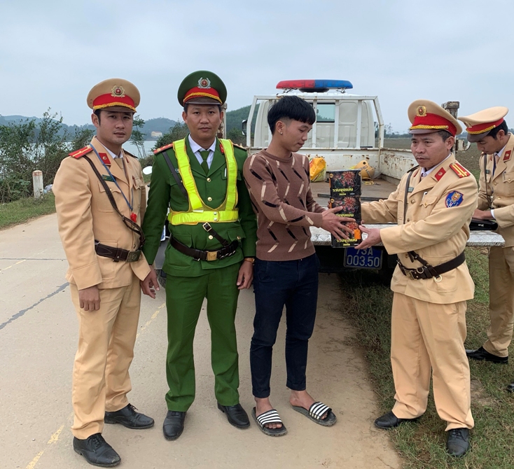 Lực lượng CSGT Công an huyện Bố Trạch vừa vận động người dân tự nguyện giao nộp 3 hộp pháo hoa, pháo nổ các loại.