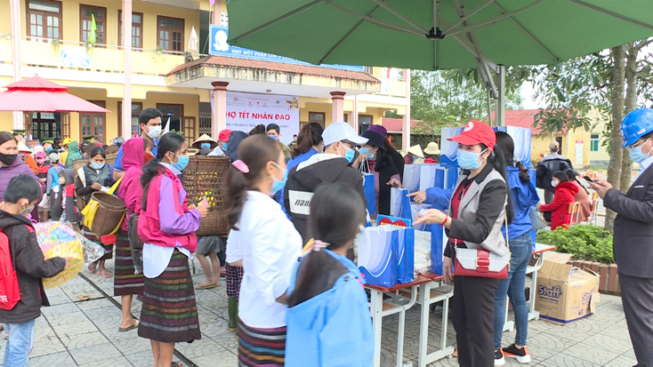 Hàng trăm suất quà miễn phí mà người dân và học sinh được nhận thông qua chương trình