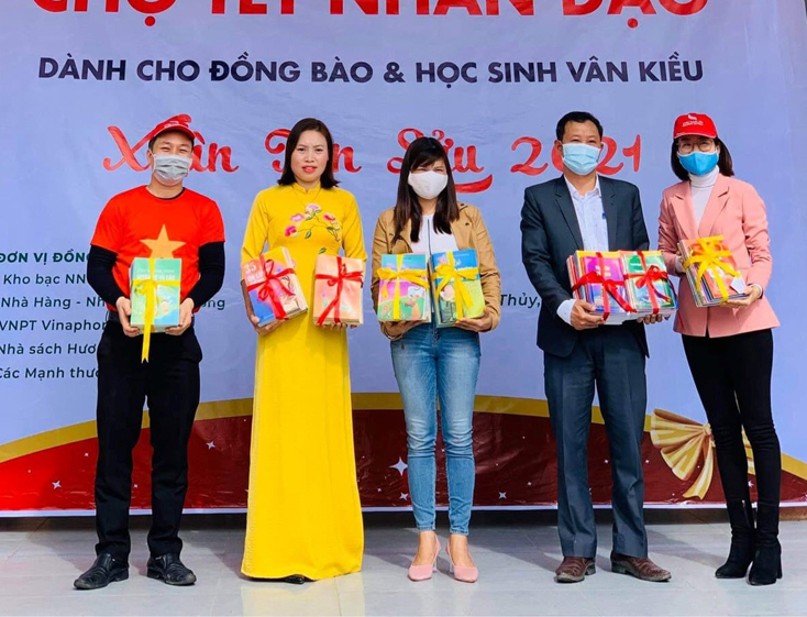 Hệ thống giáo dục Chu Văn An tặng sách cho Trường phổ thông dân tộc bán trú tiểu học và THCS Kim Thủy