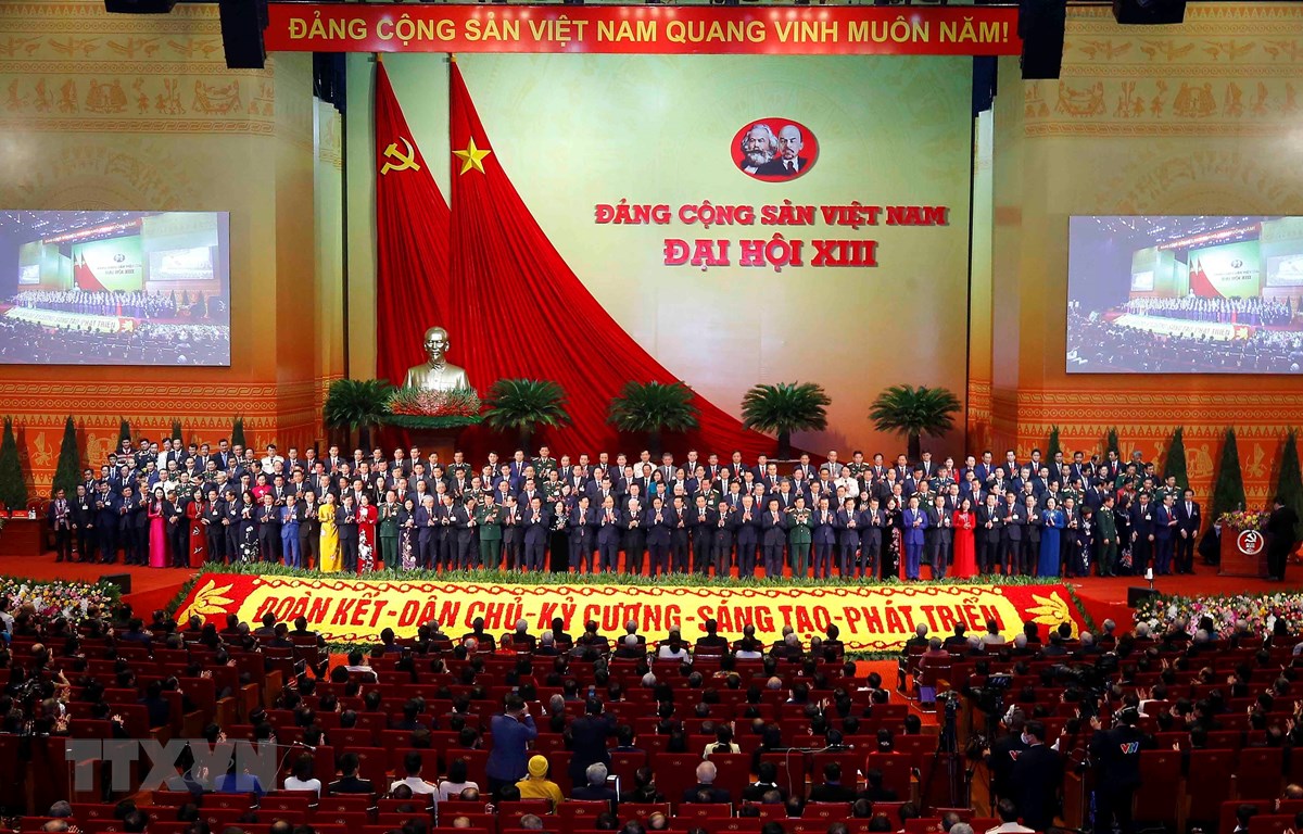 Ban Chấp hành Trung ương Đảng khóa XIII ra mắt Đại hội. (Ảnh: TTXVN)