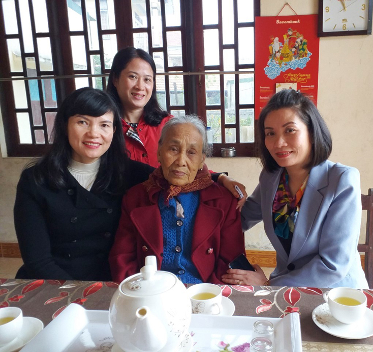 Đoàn đến thăm, động viên Mẹ Việt Nam Đặng Thị Chấn ở thôn Đức Hoa, xã Đức Ninh.