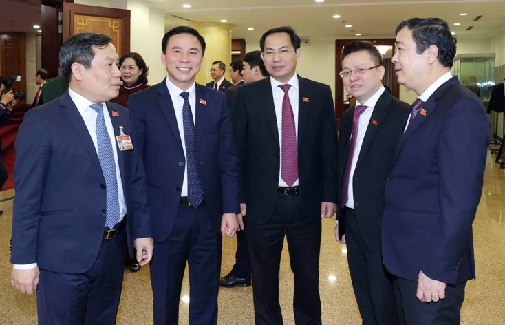 Đồng chí Vũ Đại Thắng, Ủy viên Ban Chấp hành Trung ương Đảng, Bí thư Tỉnh ủy và các đại biểu thảo luận bên lề đại hội