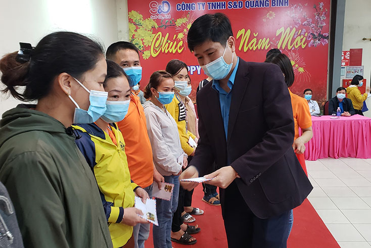 Đại diện lãnh đạo Công đoàn Khu kinh tế trao quà cho người lao động.