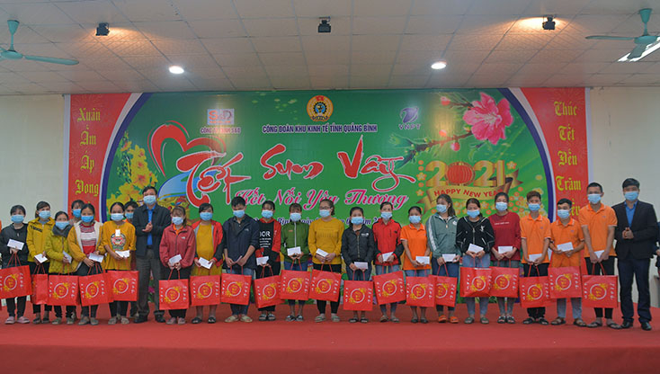 Công đoàn Khu kinh tế tặng quà cho người lao động có hoàn cảnh khó khăn tại Công ty TNHH S&D.