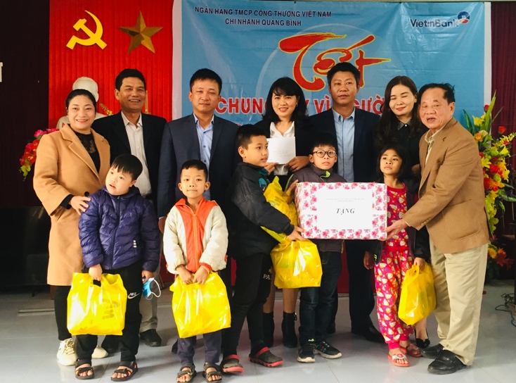 Trung tâm nuôi dạy trẻ khuyết tật Đồng Hới, đoàn đã trao tặng 10 triệu đồng tiền mặt 