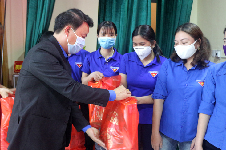 Đại diện Ban Thường vụ Tỉnh đoàn trao quà Tết cho ĐVTN công nhân.