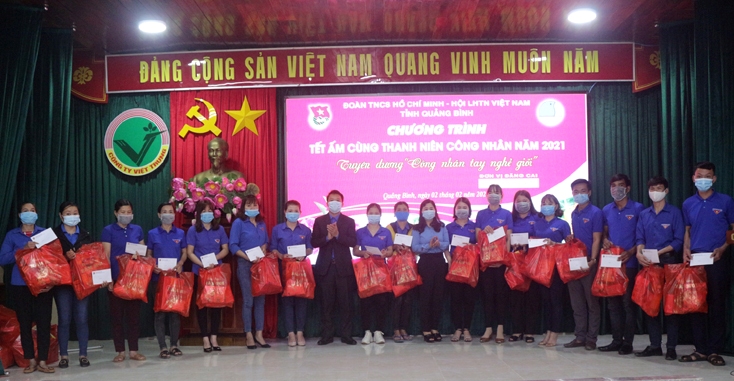 ...nhằm chia sẻ, động viên ĐVTN công nhân thi đua, lao động.