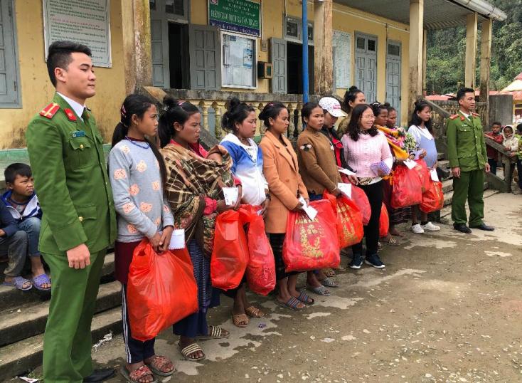 Các đoàn viên Đoàn thanh niên Phòng Kỹ thuật hình sự Công an Quảng Bình trao quà Tết cho bà con bản Arem, xã Tân Trạch, huyện Bố Trạch.