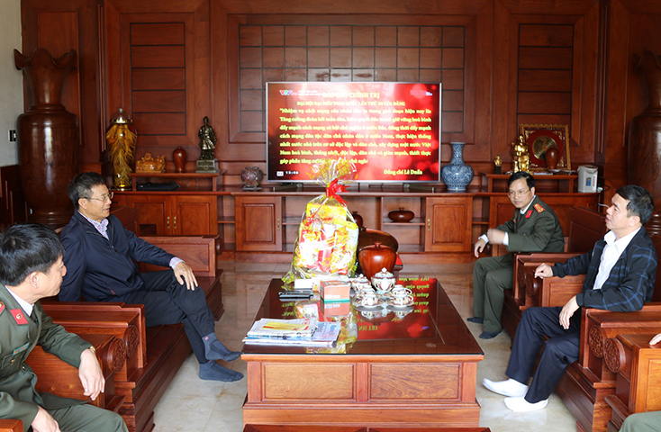 Đồng chí đại tá Nguyễn Tiến Nam, Ủy viên Ban Thường vụ Tỉnh ủy, Giám đốc Công an tỉnh thăm, chúc Tết gia đình đồng chí Lương Ngọc Bính, nguyên Bí thư Tỉnh ủy.