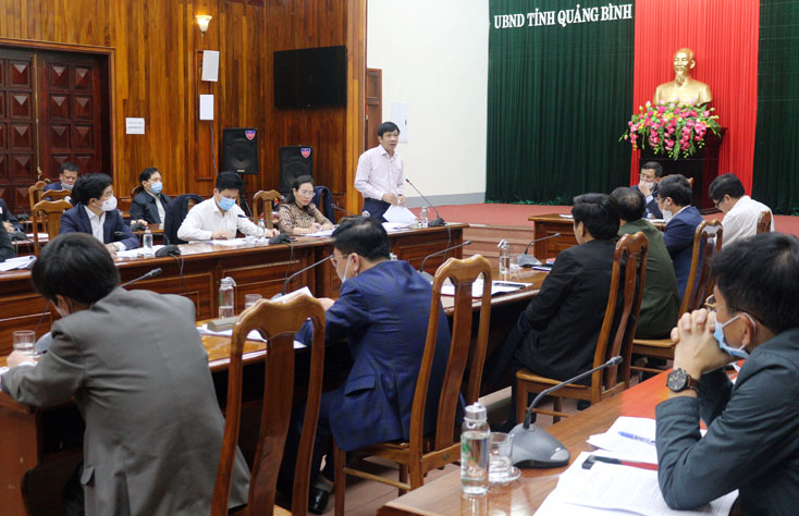 Đồng chí Nguyễn Công Huấn, Phó Chủ tịch Thường trực HĐND tỉnh đóng góp ý kiến.