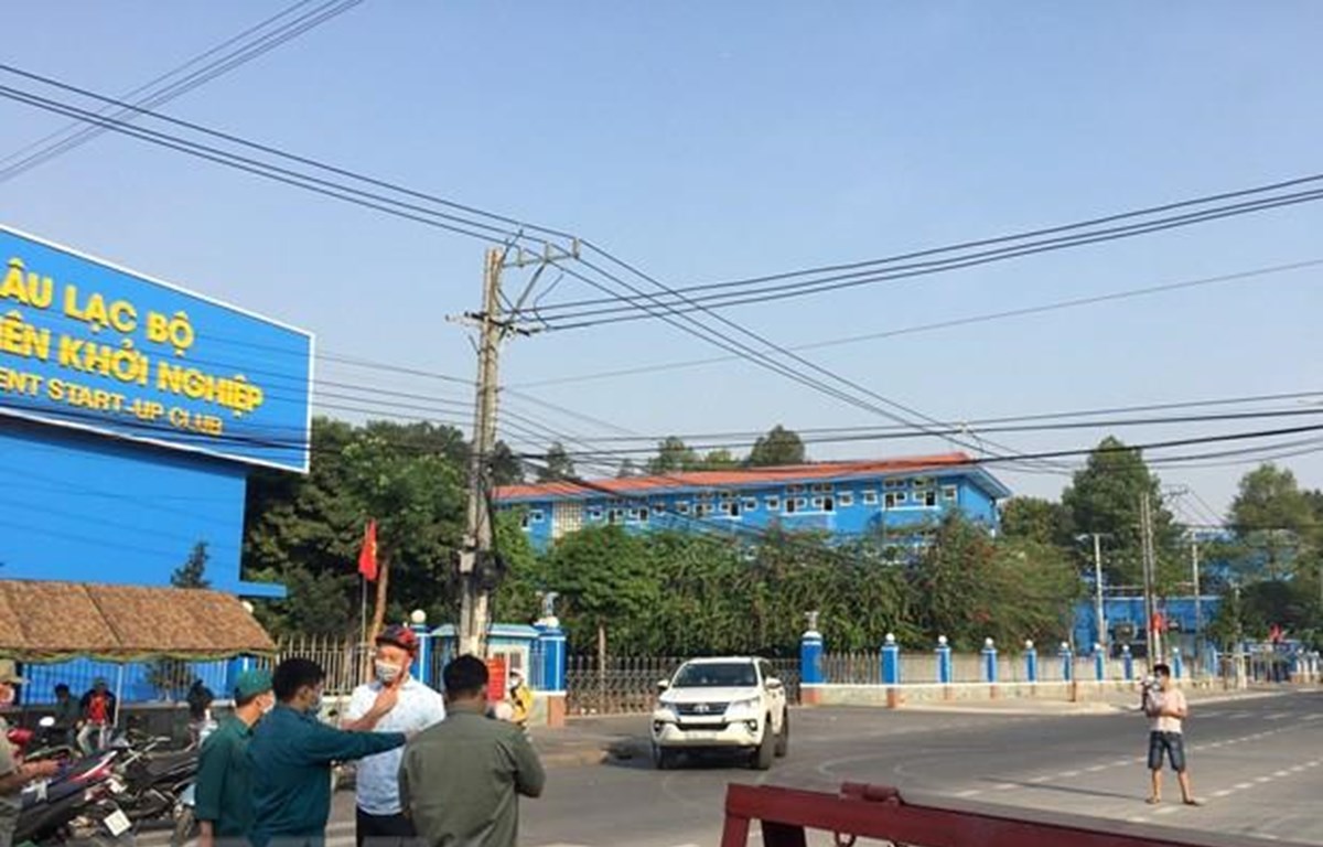 Phong tỏa Trường Đại học Thủ Dầu Một, nơi sinh viên N.T.M.A theo học. (Ảnh: Văn Hướng/TTXVN)