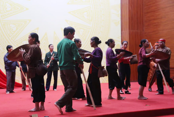  “Hò thuốc cá”, huyện Minh Hóa thường được trình diễn trong các lễ hội, chương trình nghệ thuật lớn của địa phươngình diễn dân gian, tri thức dân gian.