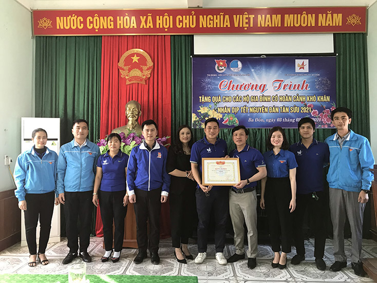 50 suất quà được trao cho các hộ gia đình có hoàn cảnh khó khăn trên địa bàn thị xã Ba Đồn