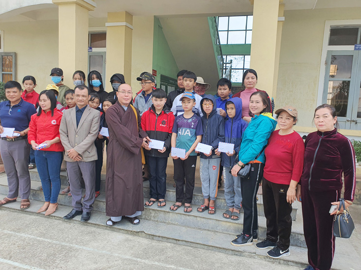 Trao quà cho học sinh nghèo ở xã An Ninh (Quảng Ninh).