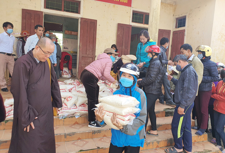 Trao quà cho bà con bản Côn Cùng (xã Kim Thủy,  huyện Lệ Thủy).