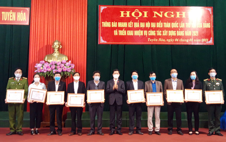 Đồng chí Lê Công Hữu, Tỉnh ủy viên, Bí thư Huyện ủy tặng giấy khen cho 10 tổ chức cơ sở đảng đạt “trong sạch, vững mạnh” năm 2020.