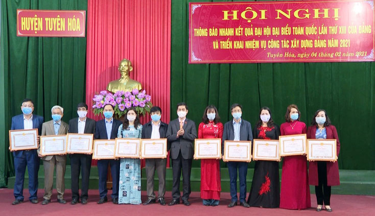 11 đảng viên đạt “trong sạch, vững mạnh” tiêu biểu 5 năm liên tục giai đoạn (2016-2020) được nhận giấy khen của Ban Thường vụ Huyện  ủy.