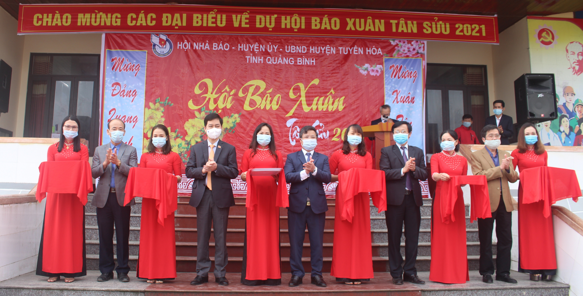 Lễ cắt băng khai mạc Hội báo Xuân Tân Sửu năm 2021.