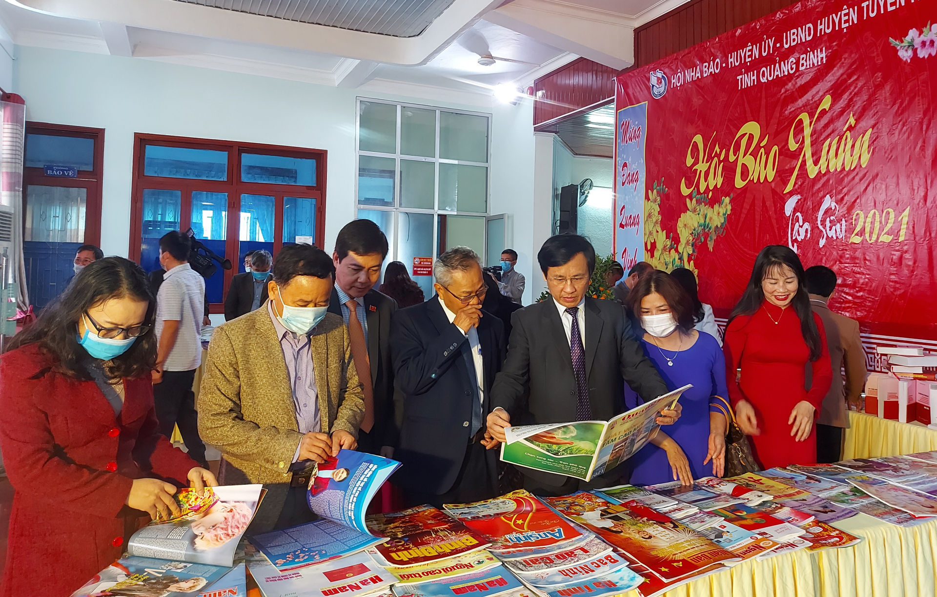 Đông đảo bạn đọc tham quan, đọc báo trong ngày khai mạc.