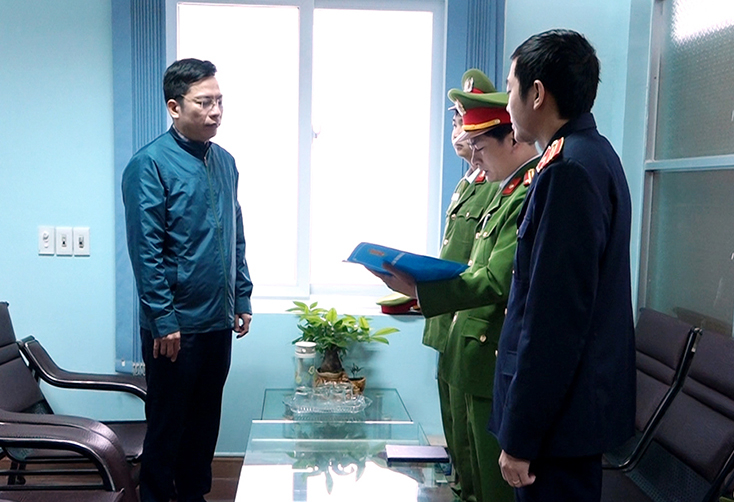 Cơ quan chức năng tống đạt quyết định khởi tố bị can đối với Trương Tấn Lâm, Phó Giám đốc Ban quản lý dự án môi trường và biến đổi khí hậu TP. Đồng Hới về hành vi “Thiếu trách nhiệm gây hậu quả nghiêm trọng”.