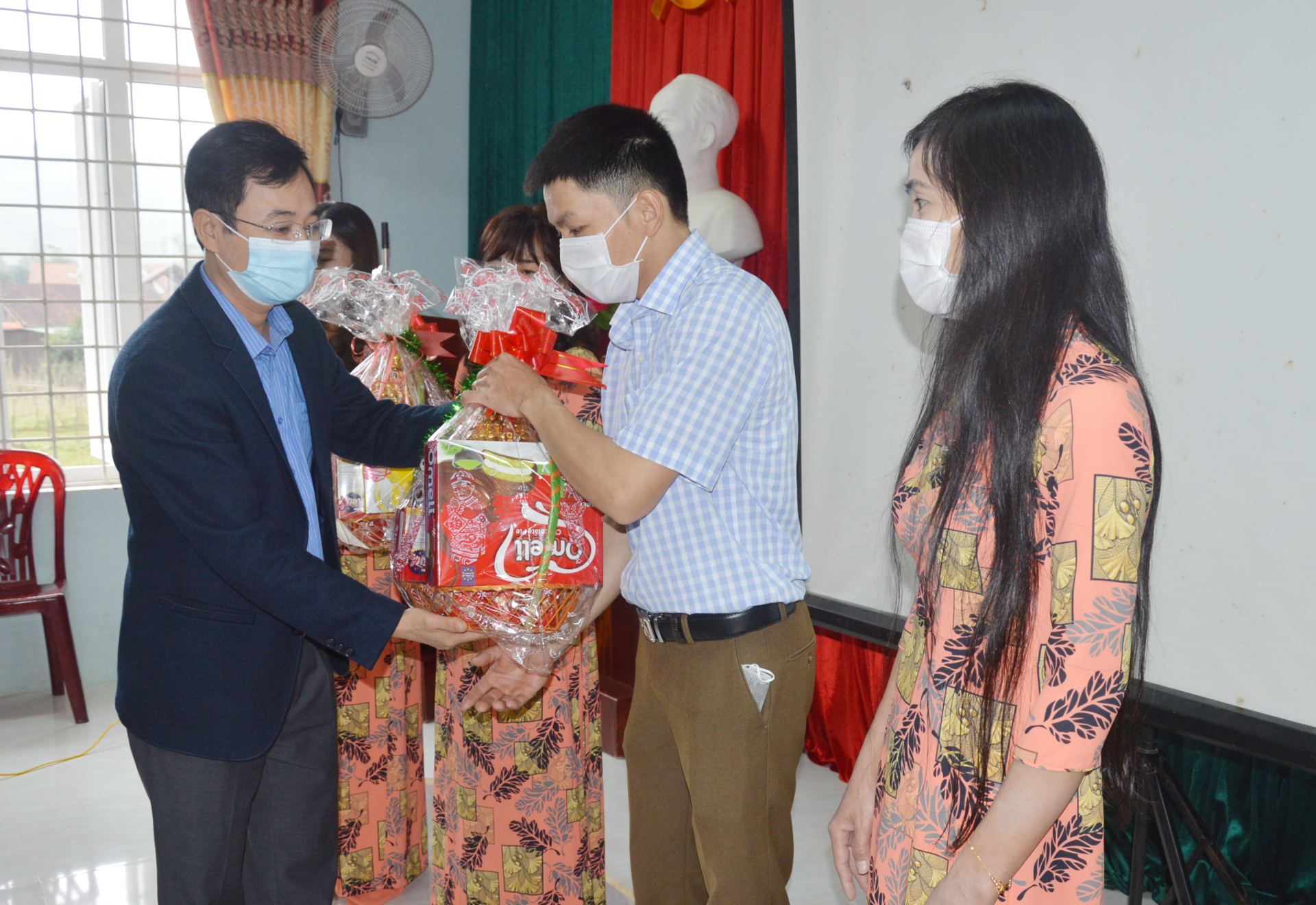 Giám đốc Sở GD-ĐT Đặng Ngọc Tuấn tặng quà cho cán bộ, giáo viên Trường tiểu học số 2 Trung Hóa