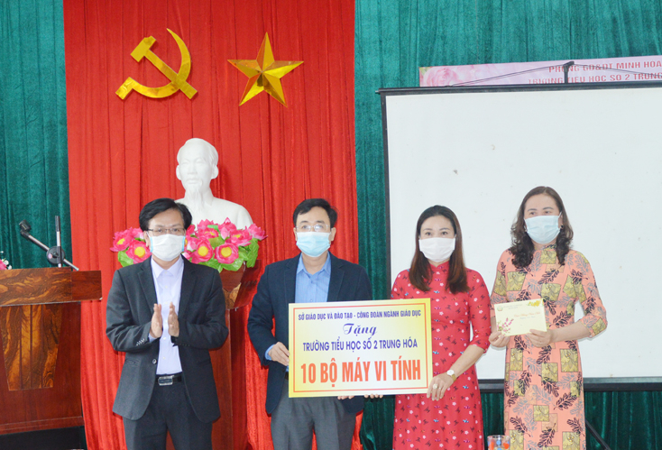 Lãnh đạo Sở GD-ĐT và Công đoàn ngành Giáo dục Quảng Bình tặng máy vi tính cho Trường THCS Hưng Trạch.