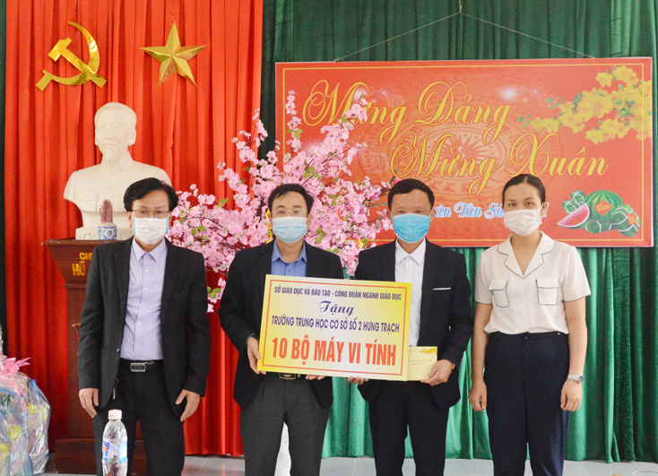 Lãnh đạo Sở GD-ĐT và Công đoàn ngành Giáo dục Quảng Bình tặng máy vi tính cho Trường THCS Hưng Trạch.