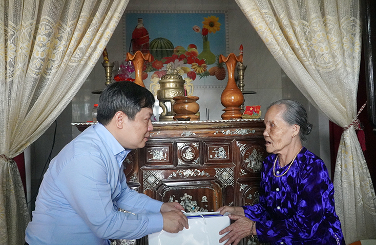 Đồng chí Bí thư Tỉnh ủy Vũ Đại Thắng thăm, chúc tết Mẹ Việt Nam anh hùng Nguyễn Thị Tôi.